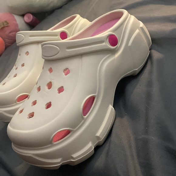 Cream and pink platform crocs from forever 21 - Picture 3 of 8